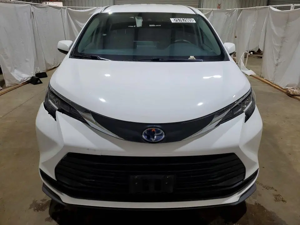 2021 TOYOTA SIENNA LE  