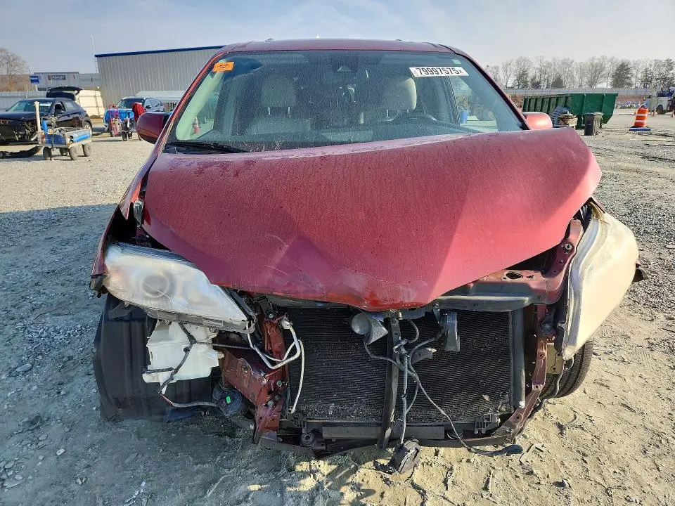 2018 TOYOTA SIENNA XLE 8-PASSENGER  