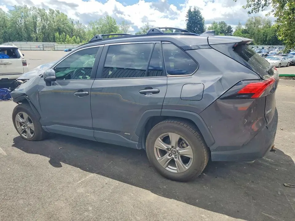 2022 TOYOTA RAV4 XLE  