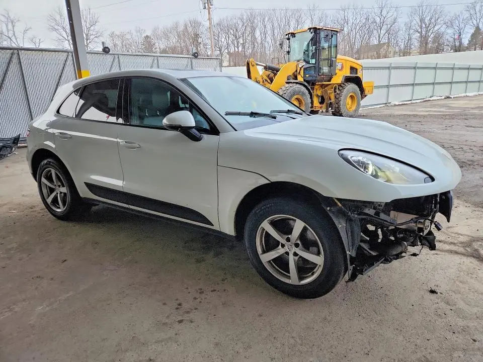2017 PORSCHE MACAN   