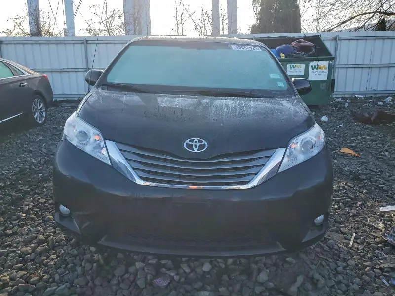 2013 TOYOTA SIENNA XLE  