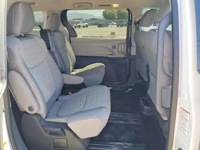 2023 TOYOTA SIENNA LE 8-PASSENGER  
