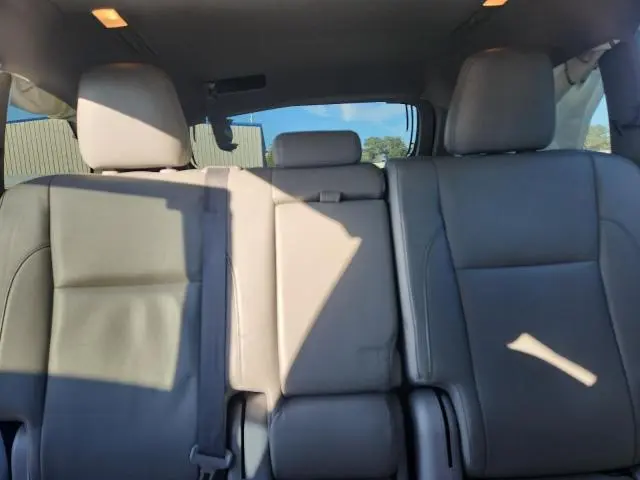 2017 TOYOTA HIGHLANDER SE  