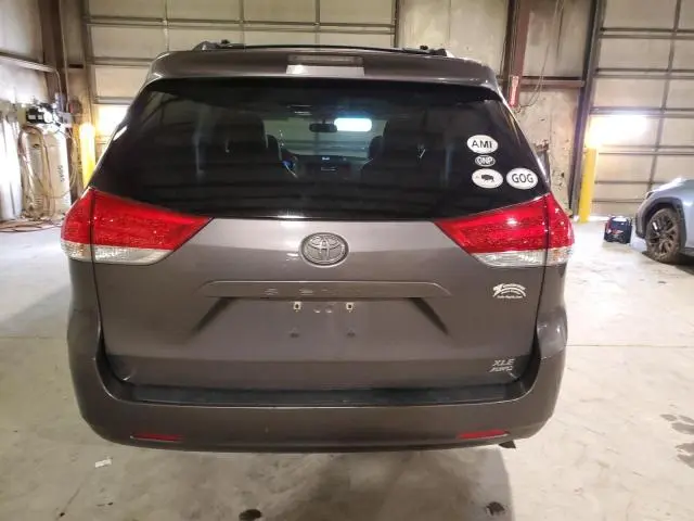 2013 TOYOTA SIENNA XLE  