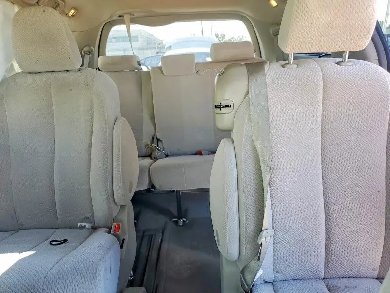 2013 TOYOTA SIENNA LE  