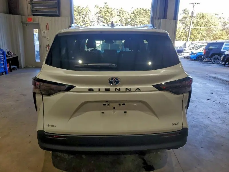 2025 TOYOTA SIENNA XLE  