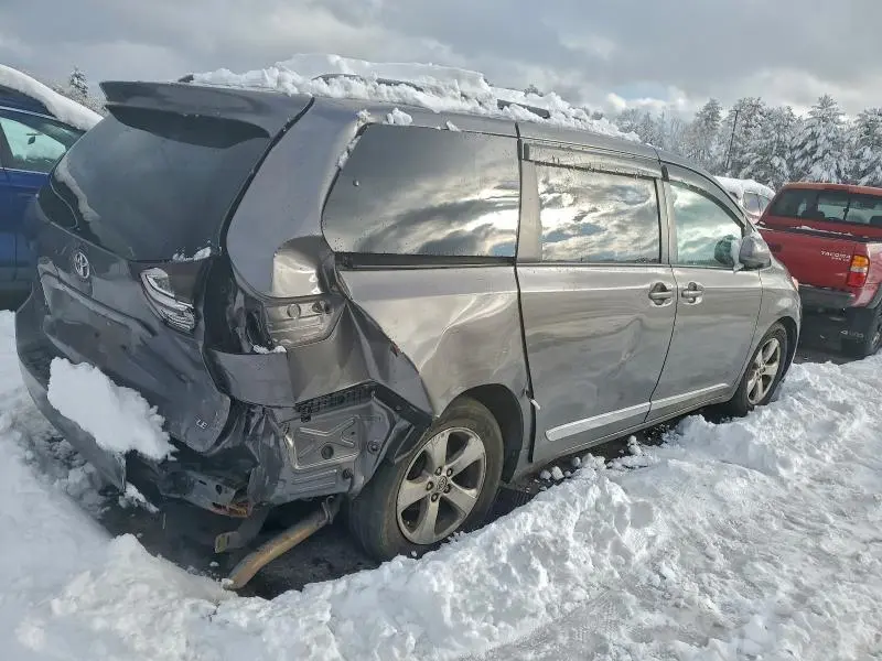 2017 TOYOTA SIENNA LE  