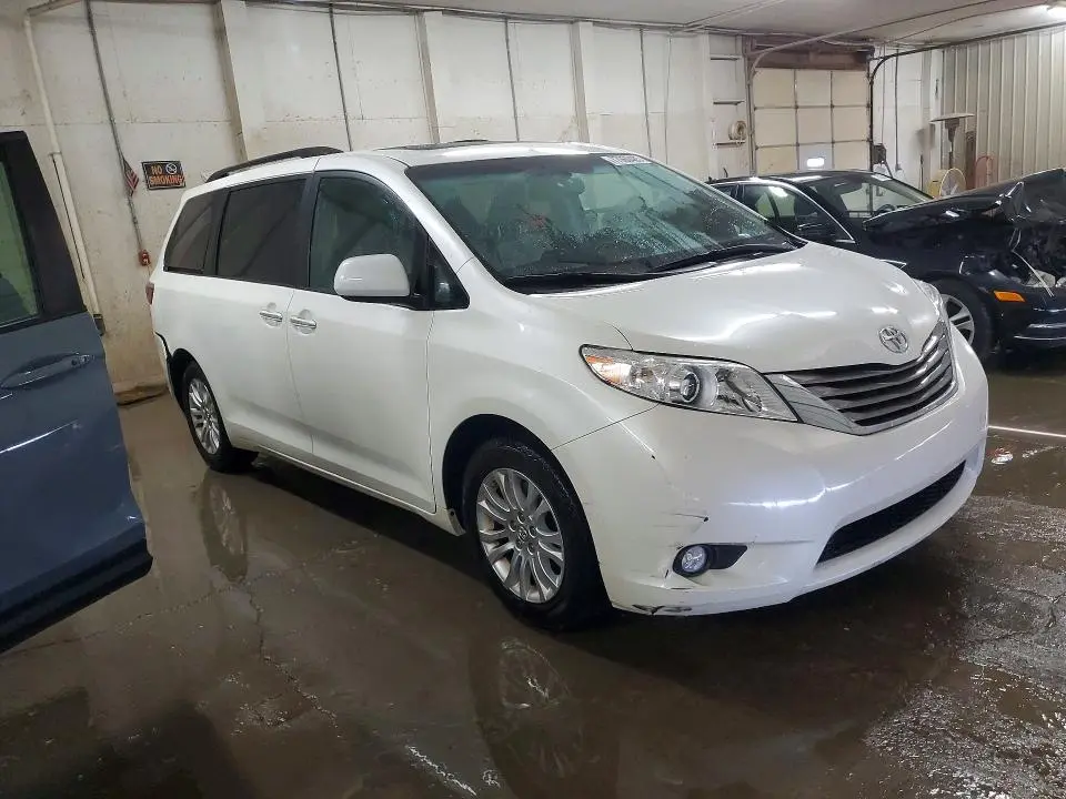 2017 TOYOTA SIENNA XLE PREMIUM 8-PASSENGER  