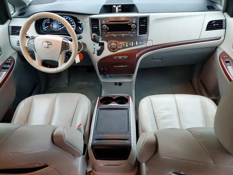 2014 TOYOTA SIENNA XLE 8-PASSENGER  