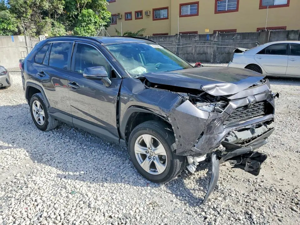 2021 TOYOTA RAV4 XLE  