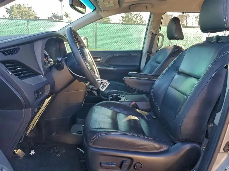 2017 TOYOTA SIENNA SE  