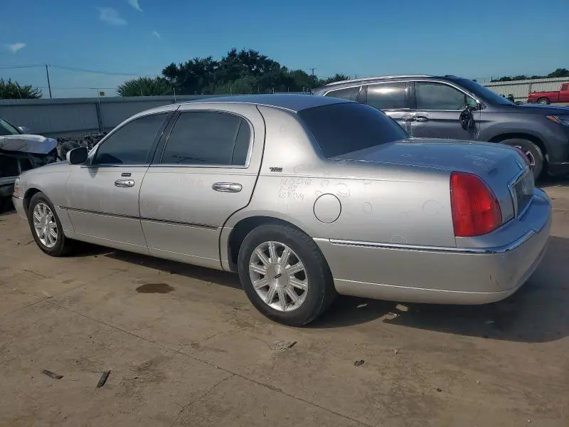 2010 LINCOLN TOWN CAR SIGNATURE LIMITED  