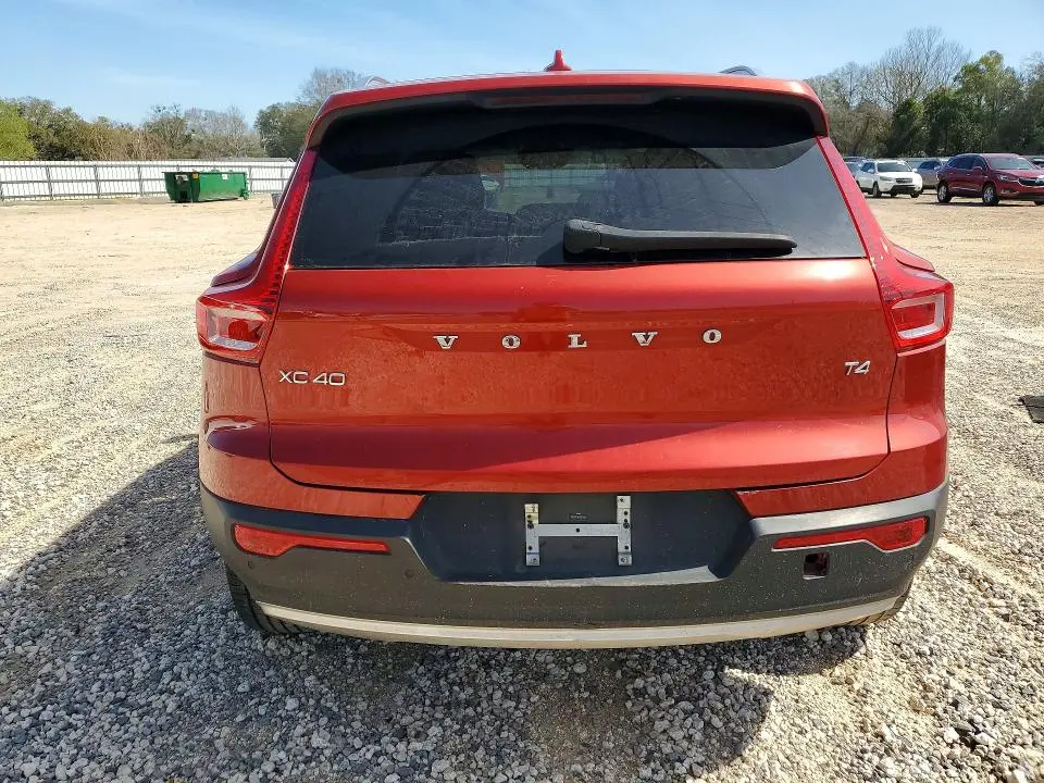 2020 VOLVO XC40 T4 MOMENTUM  