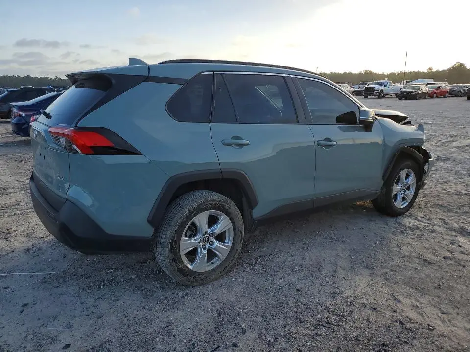 2021 TOYOTA RAV4 XLE  