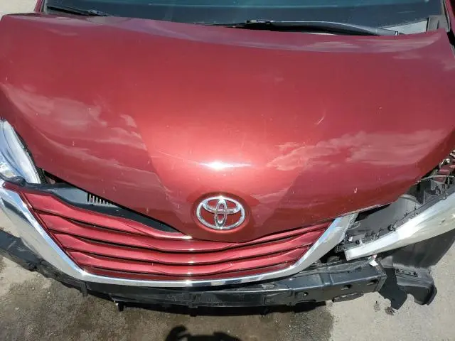 2016 TOYOTA SIENNA LE  