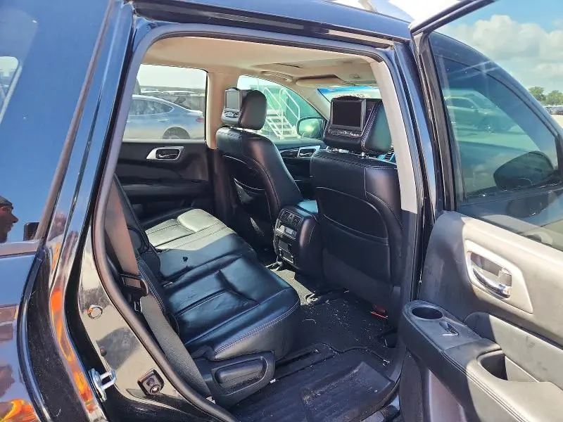 2016 NISSAN PATHFINDER SL  