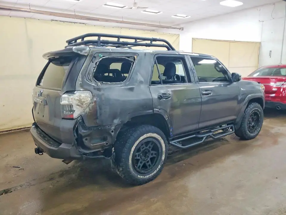 2022 TOYOTA 4RUNNER SR5  