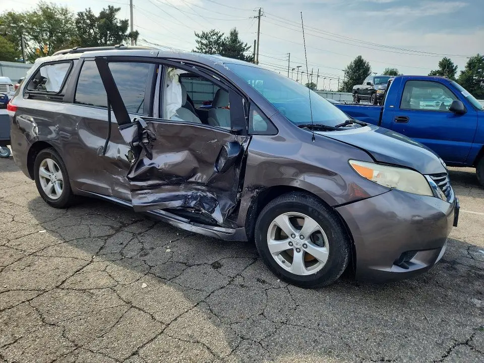 2012 TOYOTA SIENNA LE  