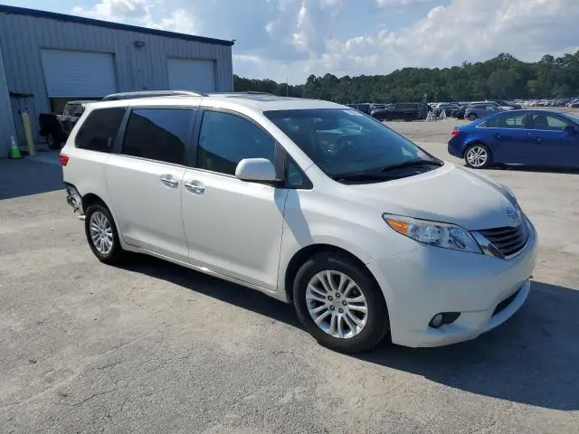 2017 TOYOTA SIENNA XLE  