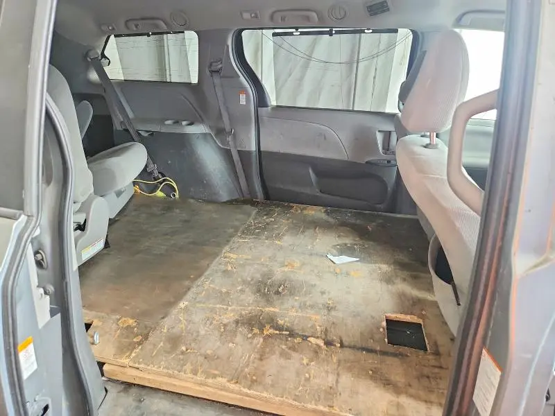 2017 TOYOTA SIENNA LE  