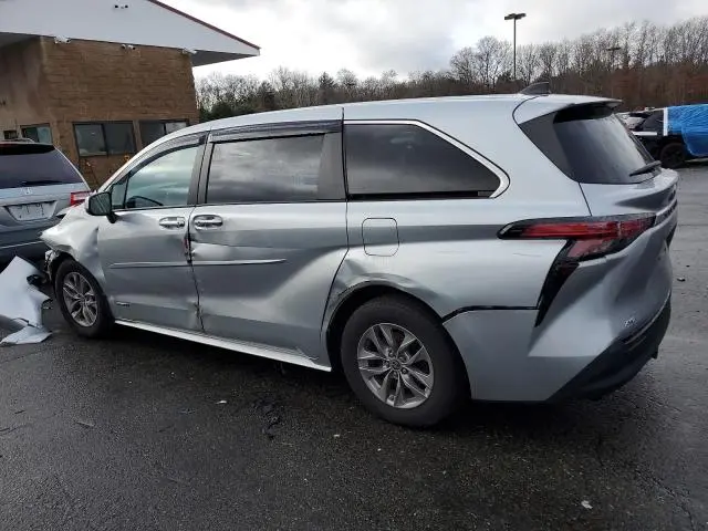 2021 TOYOTA SIENNA LE  
