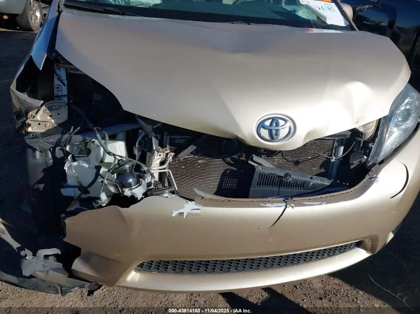 2014 TOYOTA SIENNA XLE V6 8 PASSENGER