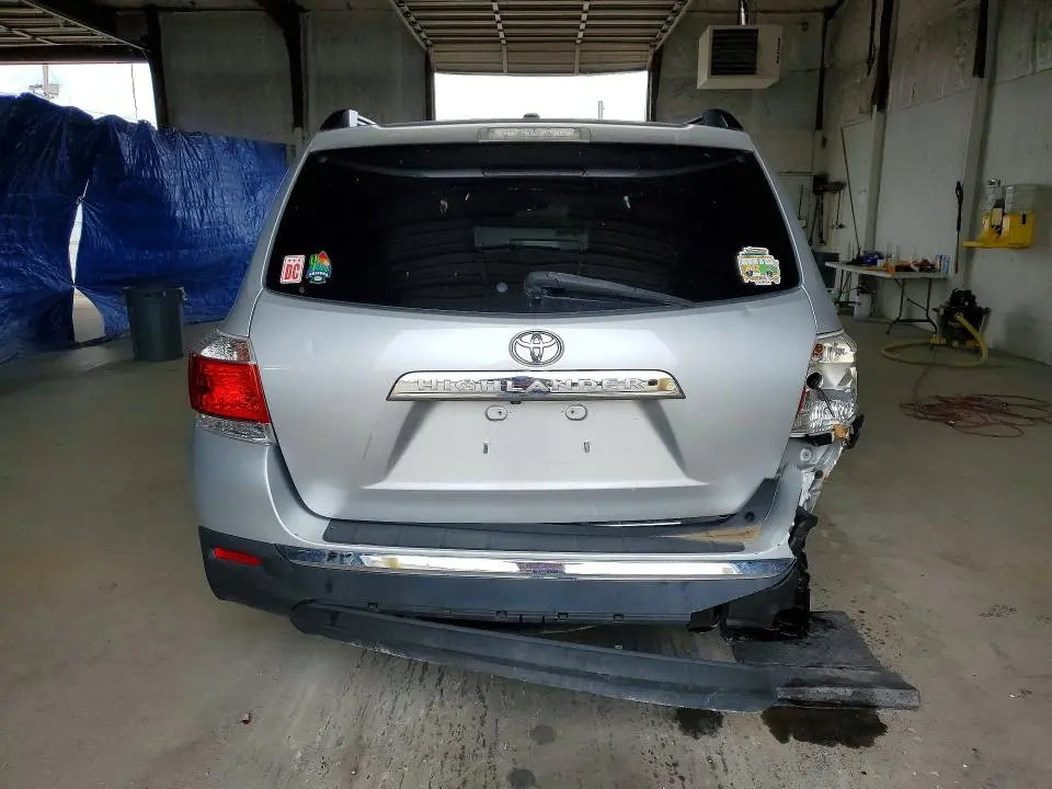 2011 TOYOTA HIGHLANDER SE  