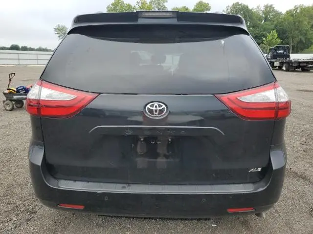2019 TOYOTA SIENNA XLE  