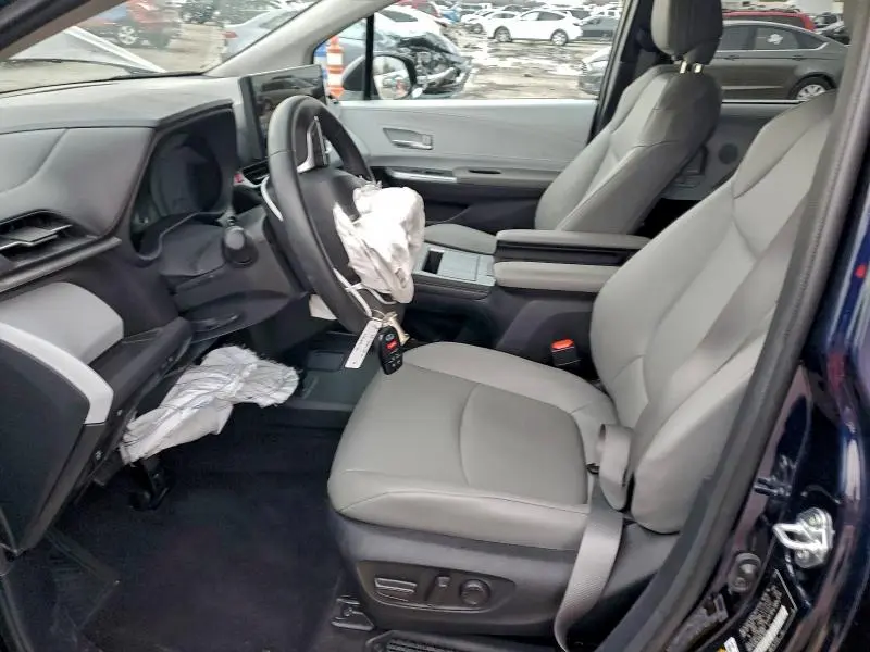 2025 TOYOTA SIENNA XLE  