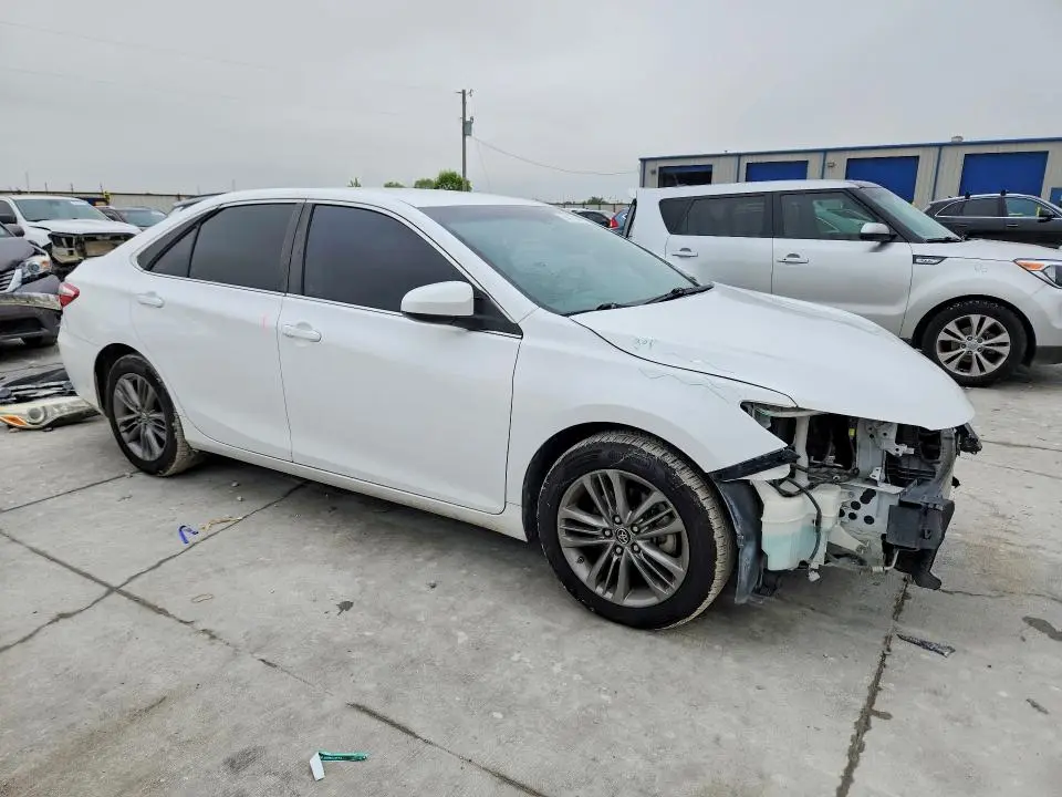 2015 TOYOTA CAMRY SE  