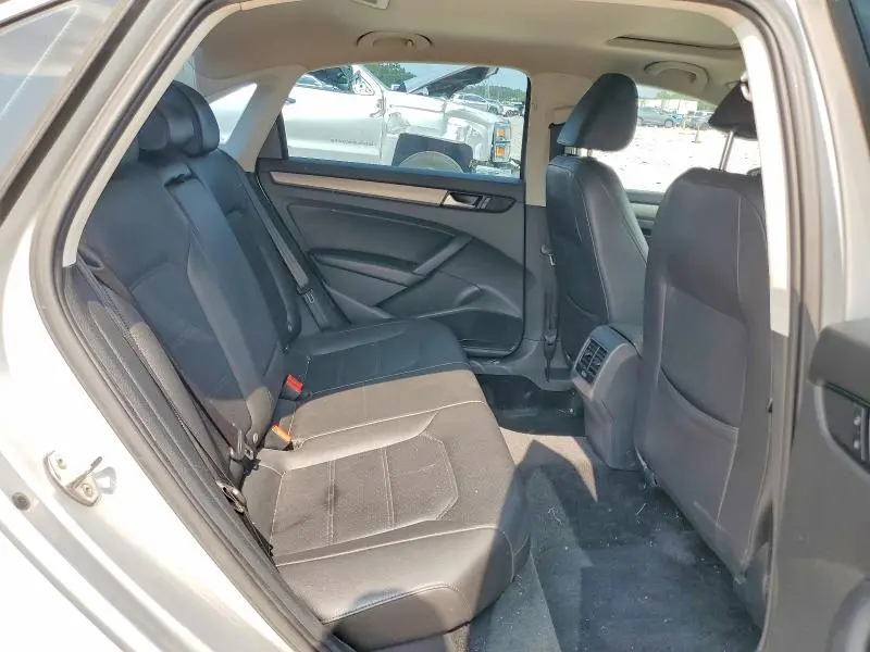 2015 VOLKSWAGEN PASSAT SE  