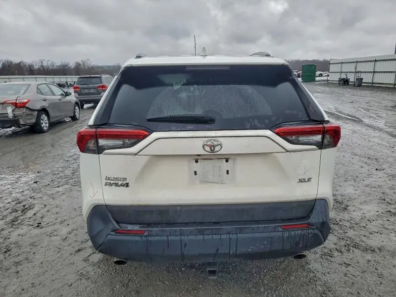 2021 TOYOTA RAV4 XLE  