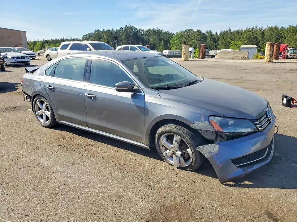 2013 VOLKSWAGEN PASSAT SE  