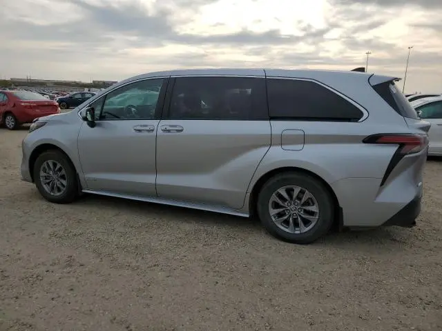 2021 TOYOTA SIENNA LE  