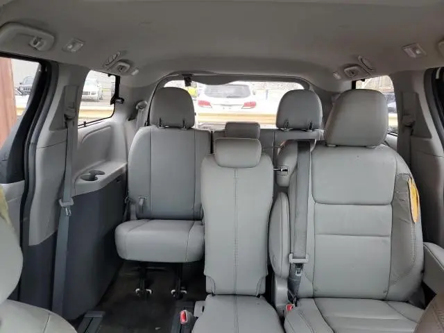 2018 TOYOTA SIENNA XLE