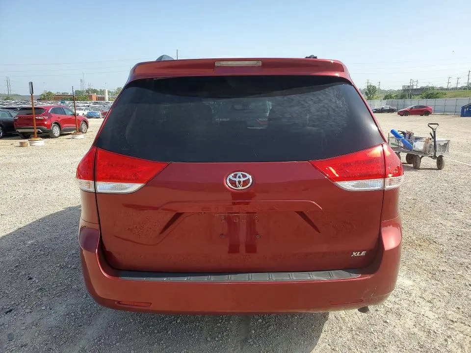 2013 TOYOTA SIENNA XLE 8-PASSENGER  