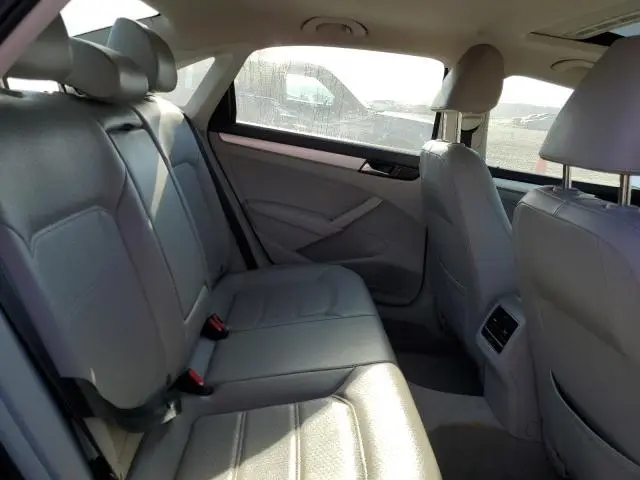 2013 VOLKSWAGEN PASSAT SE  