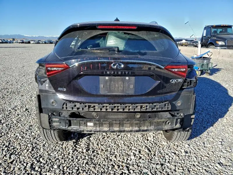 2017 INFINITI QX30 BASE  
