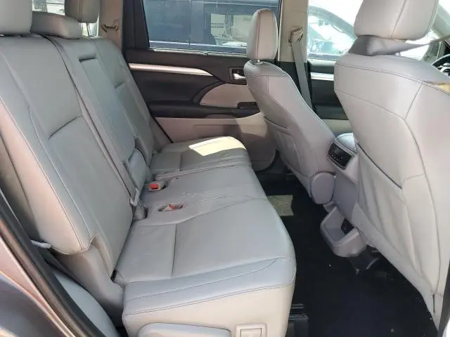 2019 TOYOTA HIGHLANDER SE  