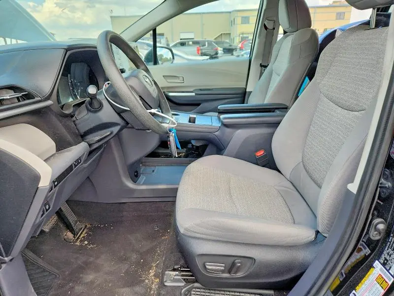 2022 TOYOTA SIENNA LE  