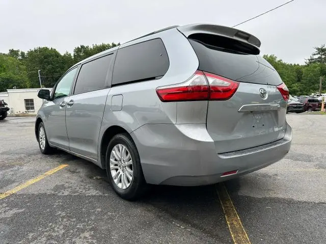 2017 TOYOTA SIENNA XLE  
