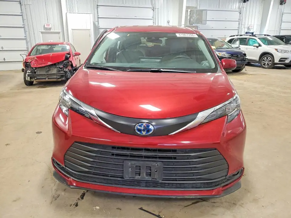 2025 TOYOTA SIENNA LE 8-PASSENGER  