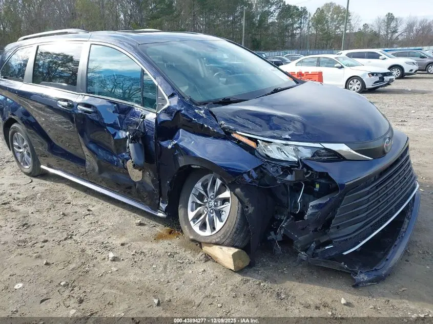 2024 TOYOTA SIENNA XLE