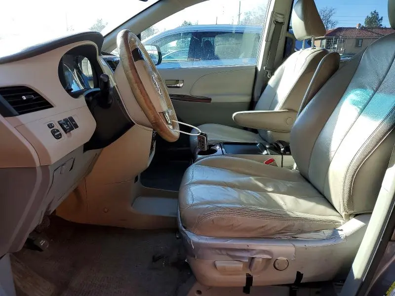 2011 TOYOTA SIENNA XLE  