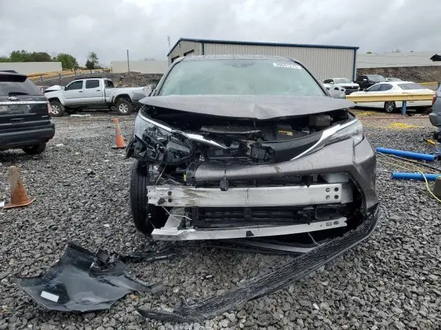 2024 TOYOTA SIENNA LE  
