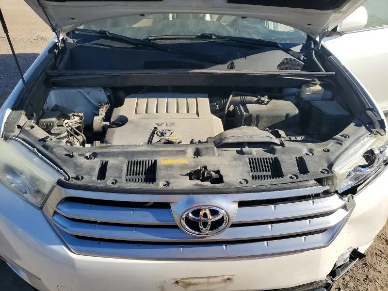 2013 TOYOTA HIGHLANDER SE  