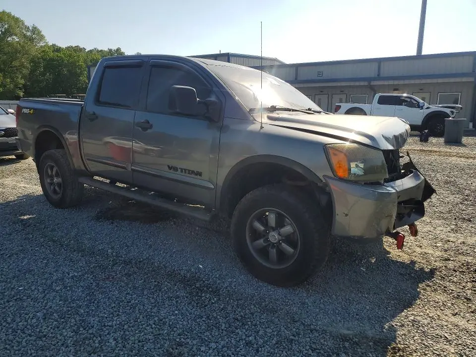 2013 NISSAN TITAN SV  