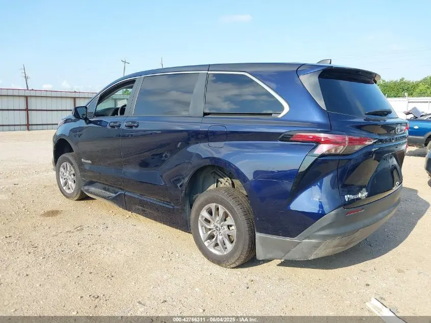 2022 TOYOTA SIENNA LE