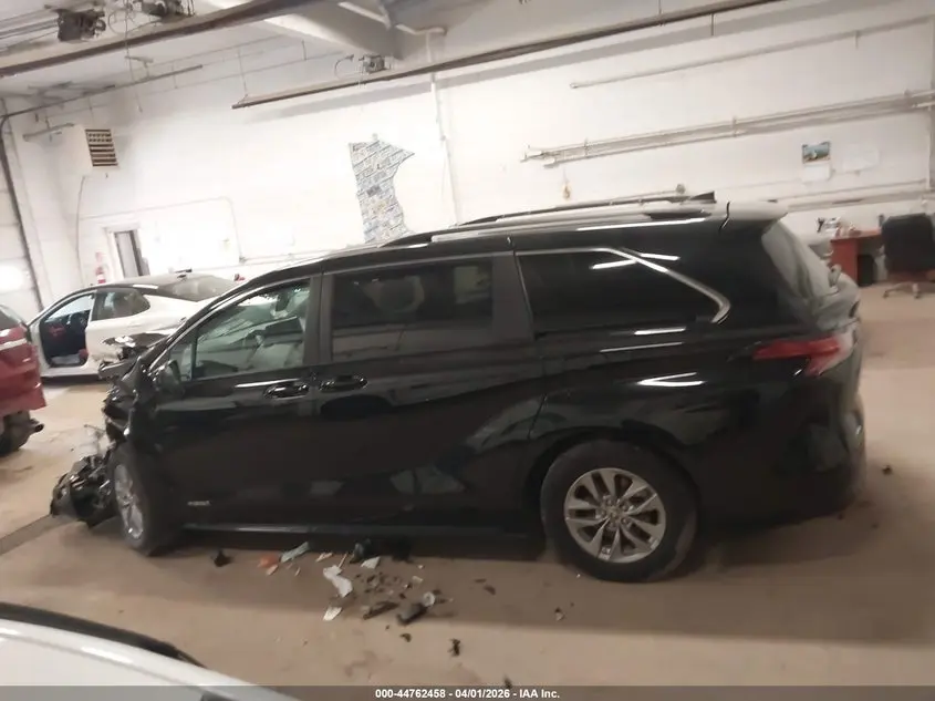 2021 TOYOTA SIENNA LE