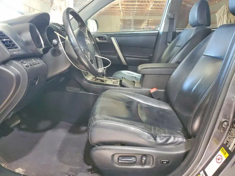 2011 TOYOTA HIGHLANDER SE  